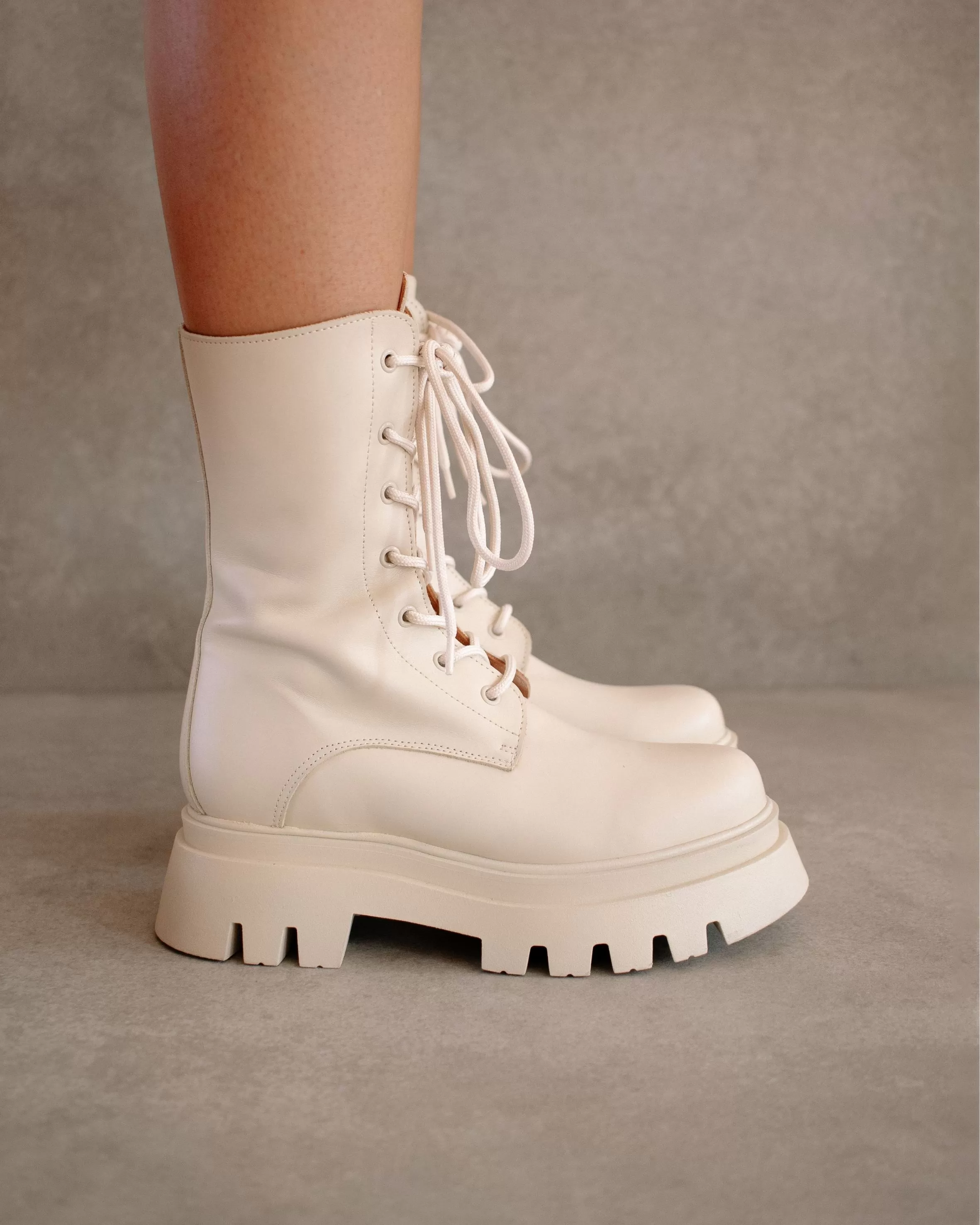 Globetrotter Cream Leather Boots