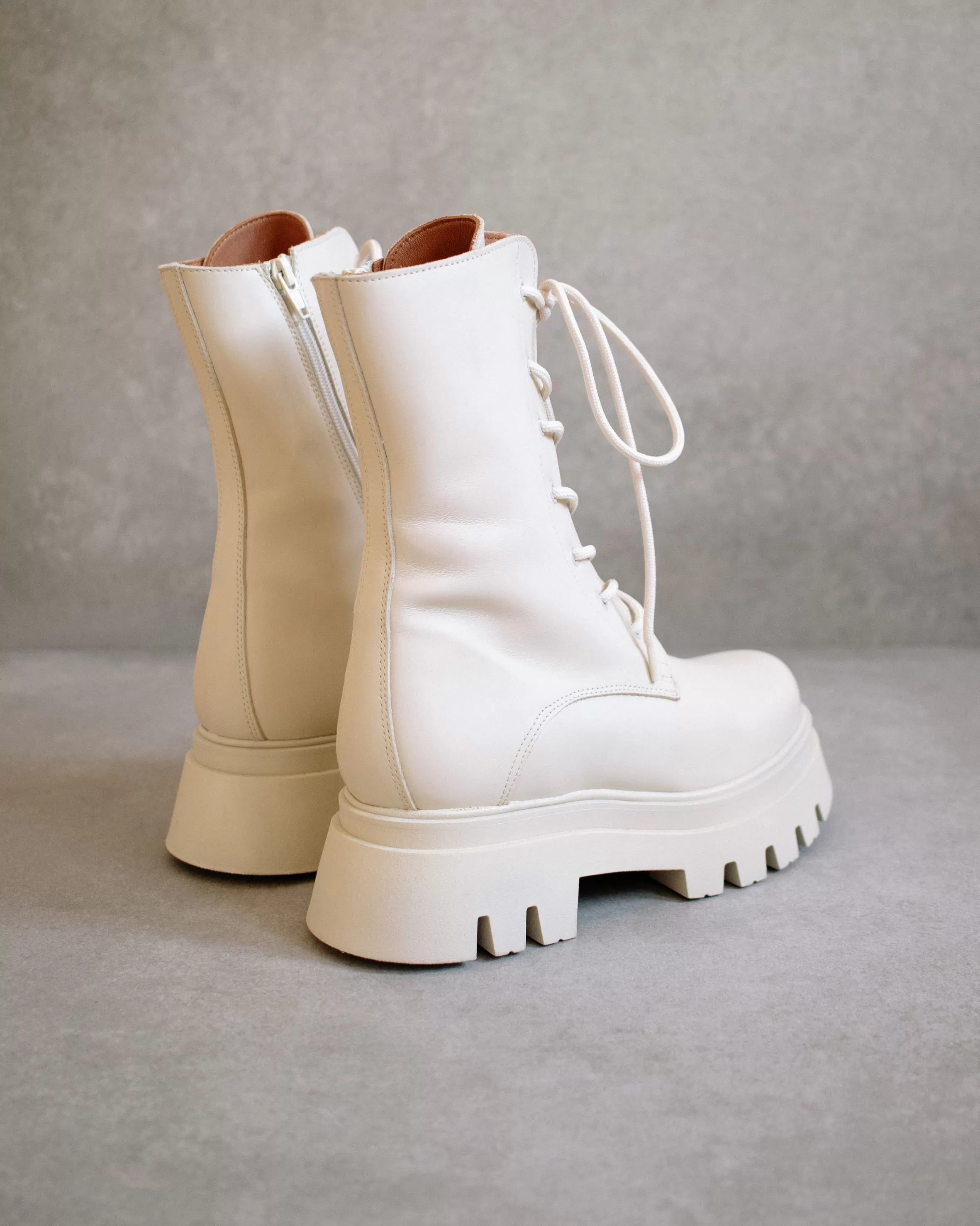 Globetrotter Cream Leather Boots