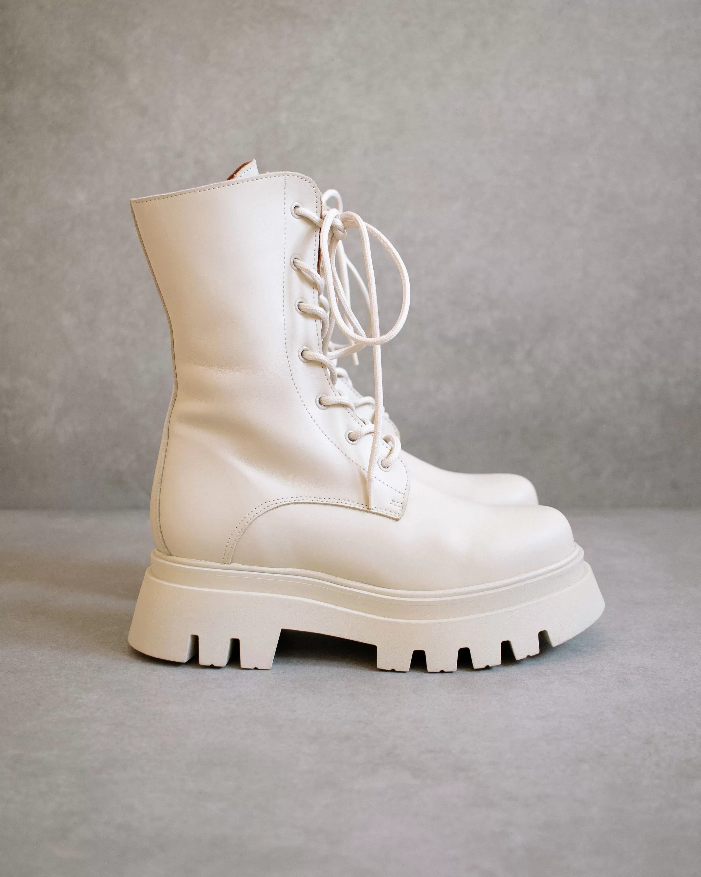 Globetrotter Cream Leather Boots