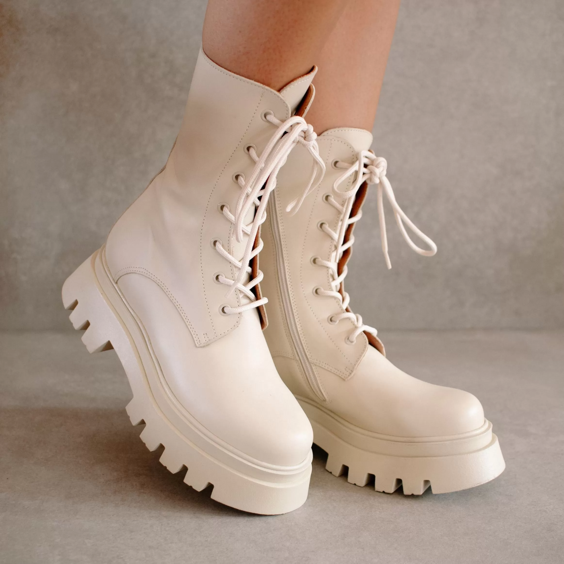 Globetrotter Cream Leather Boots