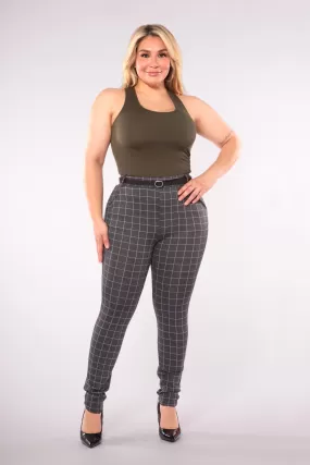 Plus Size Sculpting Treggings With Faux Leather Belt - Gray & White Plaid